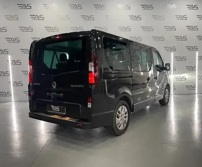 Usado Renault Trafic 125 CV (91 kW) 2016 Negro Monovolumen