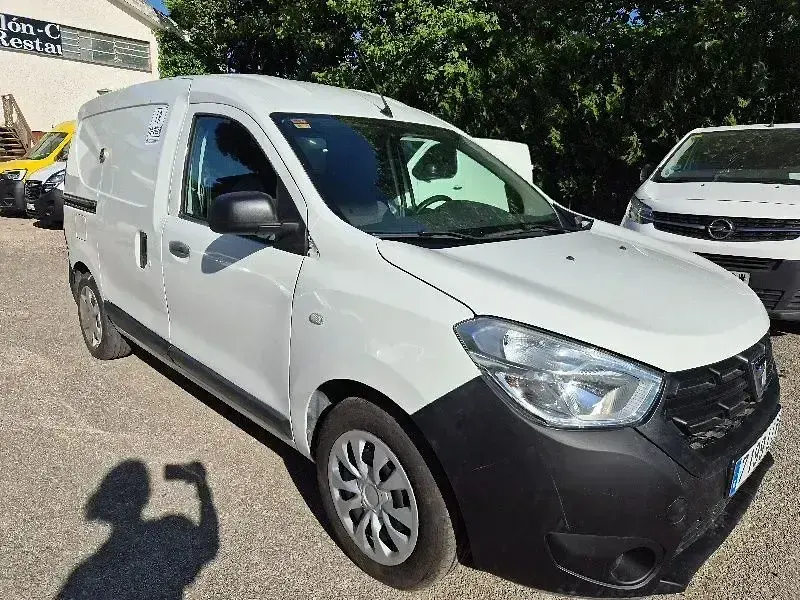 Usado Dacia Dokker Essentiel 107 CV (78 kW) 2020 Blanco Monovolumen