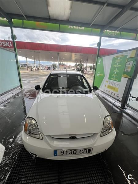 Usado Kia Rio 75 CV (55 kW) 2003 Blanco Berlina