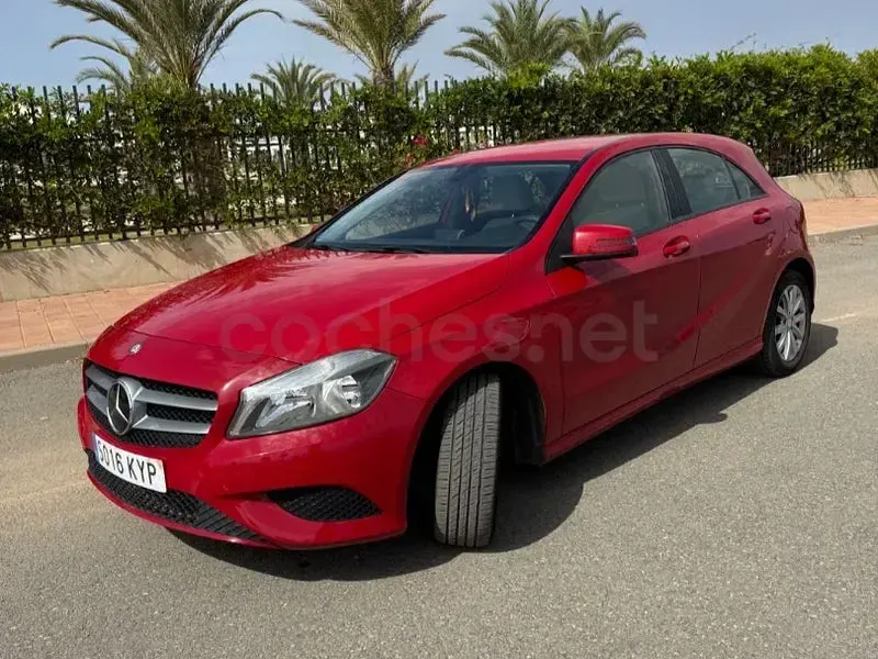 Usado Mercedes A180 Style 109 CV (80 kW) 2015 Rojo Utilitario
