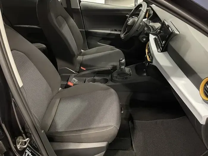 Usado Seat Ibiza Style Plus 110 CV (80 kW) 2022 Azul Utilitario