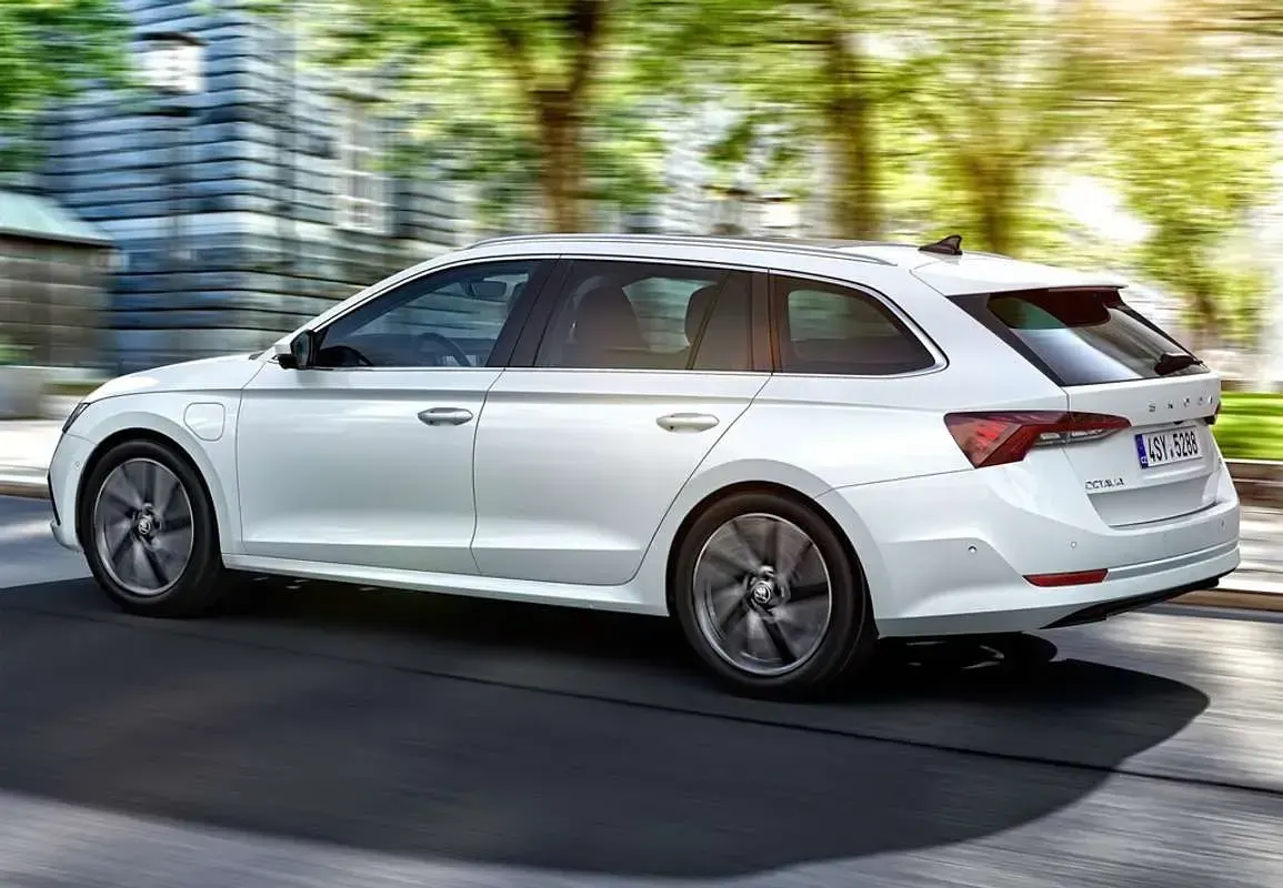 Usado Skoda Octavia Selection 150 CV (110 kW) 2024 Gris Familiar