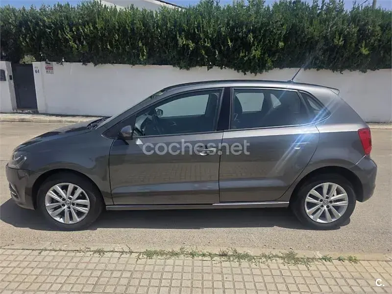 Usado VW Polo 75 CV (55 kW) 2016 Verde Berlina