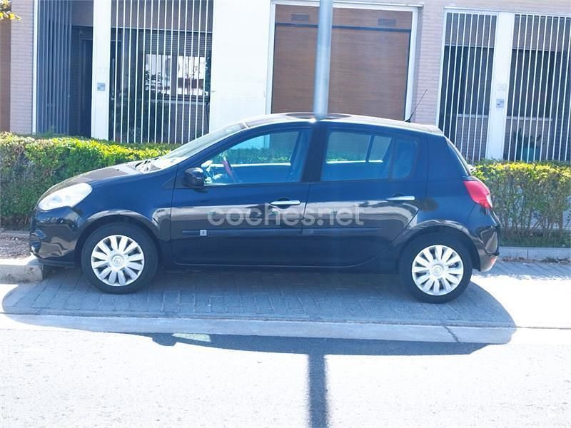 Negro Usado 2010 Renault Clio II Expression Berlina | 4800 € (Precio justo) - Imagen 1/4