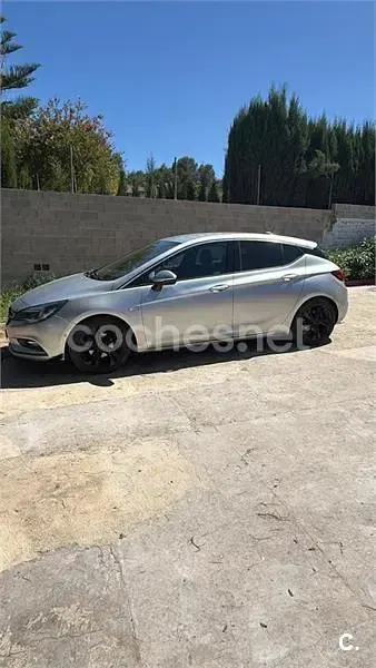 Usado Opel Astra Dynamic 150 CV (110 kW) 2018 Gris / plata Berlina