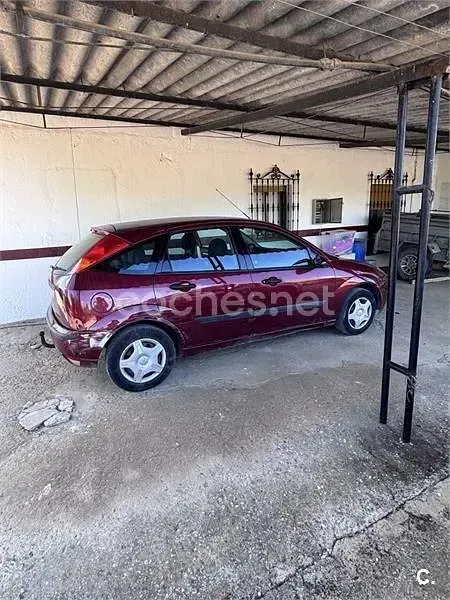 Usado Ford Focus Trend 100 CV (73 kW) 2003 Granate Berlina