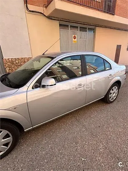 Usado Ford Mondeo Trend 115 CV (84 kW) 2006 Gris / plata Berlina