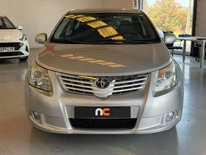 Usado Toyota Avensis Active 132 CV (97 kW) 2011 Gris / plata Berlina