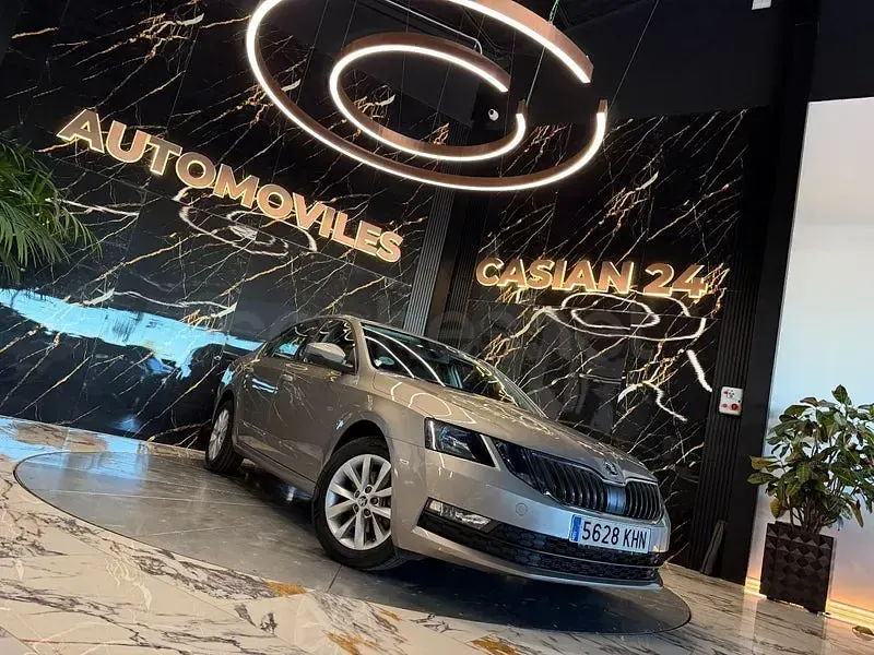 Usado Skoda Octavia 150 CV (110 kW) 2018 Gris / plata Berlina