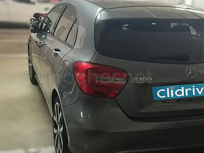 Usado Mercedes A180 Style 109 CV (80 kW) 2012 Gris / plata Utilitario