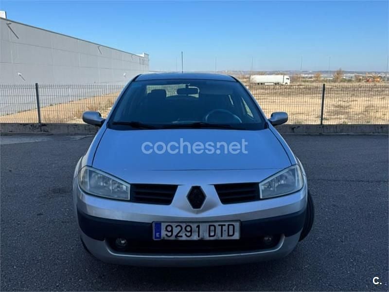 Gris / plata Usado 2005 Renault Mégane II Dynamique Berlina | 2600 € (Precio justo) - Imagen 1/4