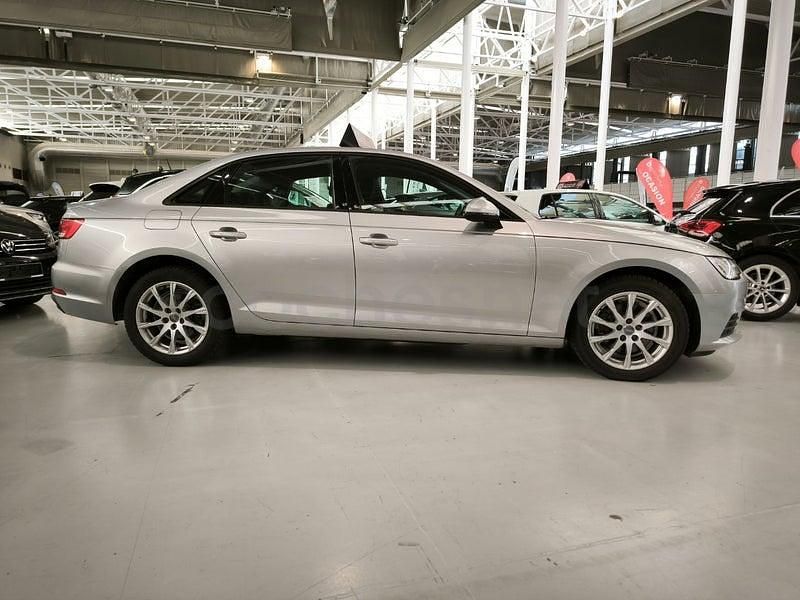 Usado Audi A4 Advanced Plus 150 CV (110 kW) 2019 Gris / plata Berlina