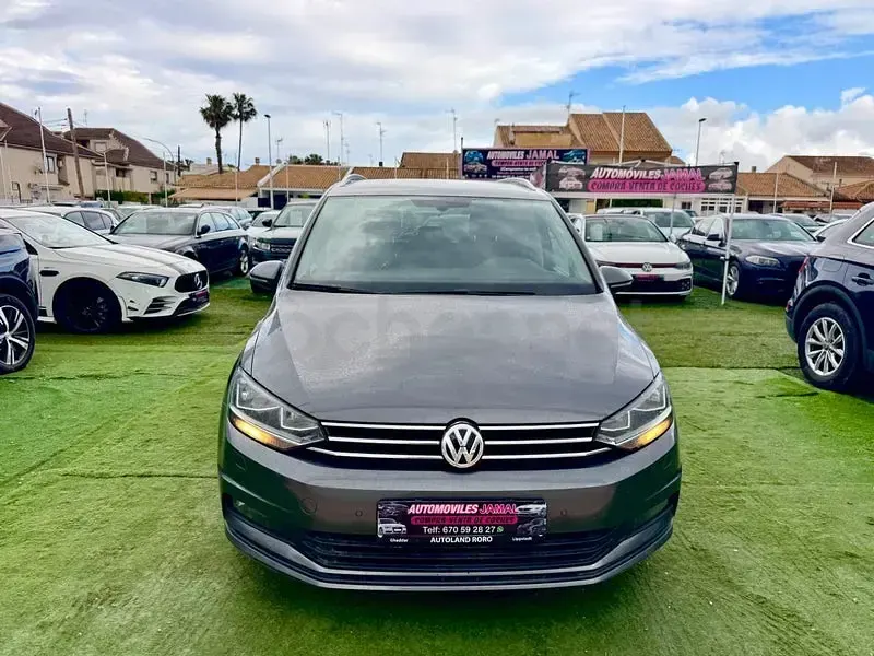 Usado VW Touran Sportline 150 CV (110 kW) 2018 Gris / plata Monovolumen