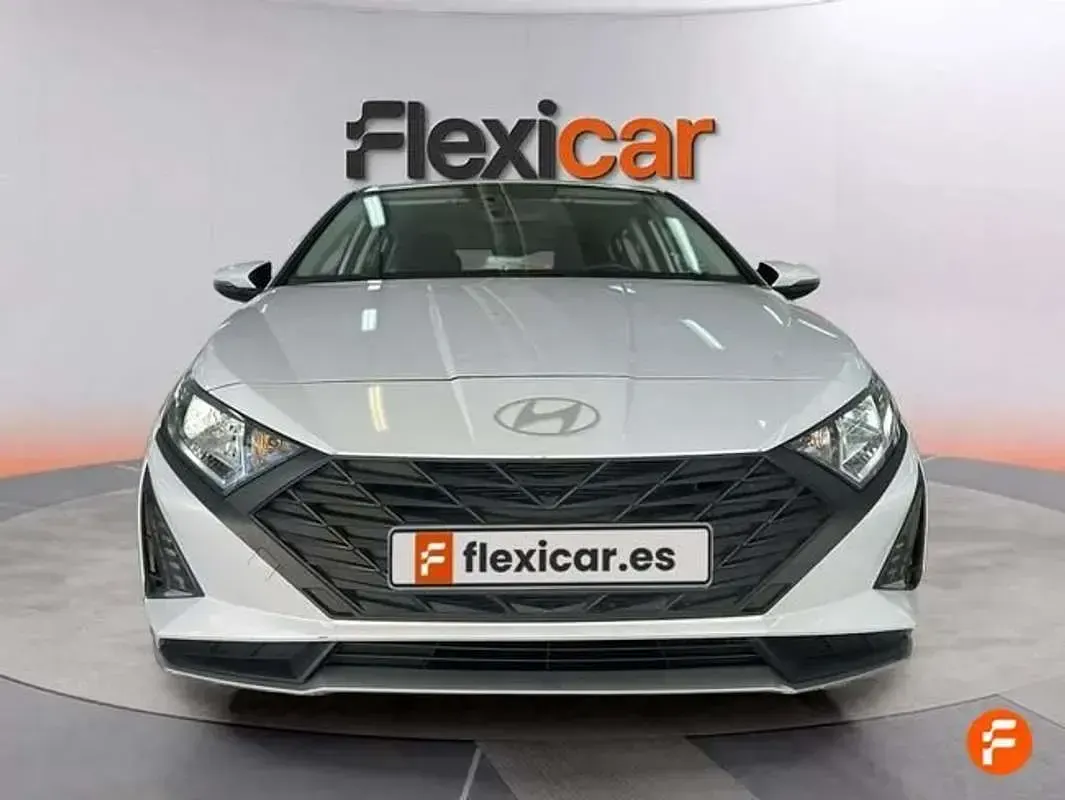 Usado Hyundai i20 84 CV (61 kW) 2024 Gris Utilitario
