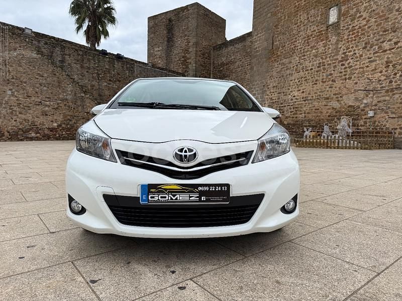 Usado Toyota Yaris Active 99 CV (72 kW) 2013 Blanco Berlina