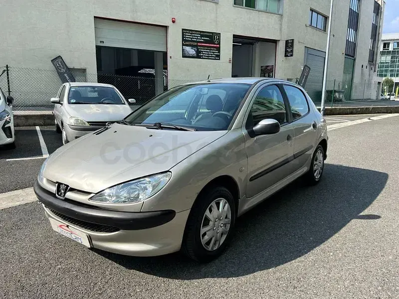 Usado Peugeot 206 75 CV (55 kW) 2006 Beige Berlina