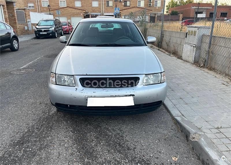 Usado Audi A3 Ambiente 110 CV (80 kW) 2000 Gris / plata Utilitario