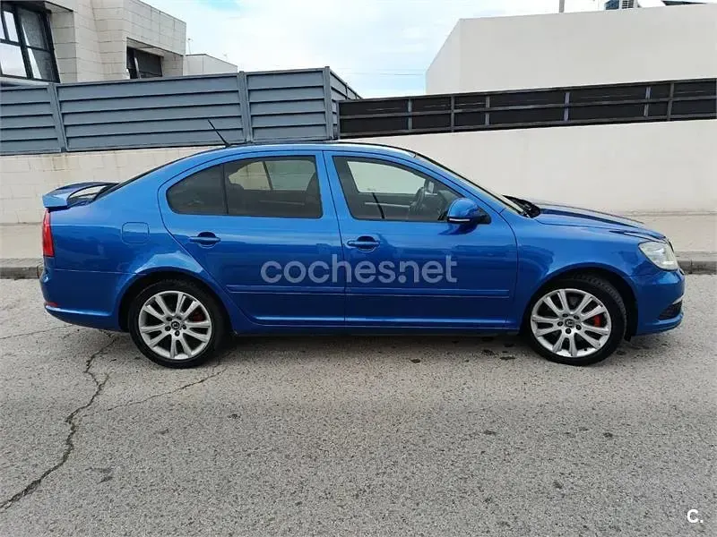 Usado Skoda Octavia RS 170 CV (125 kW) 2010 Azul Familiar