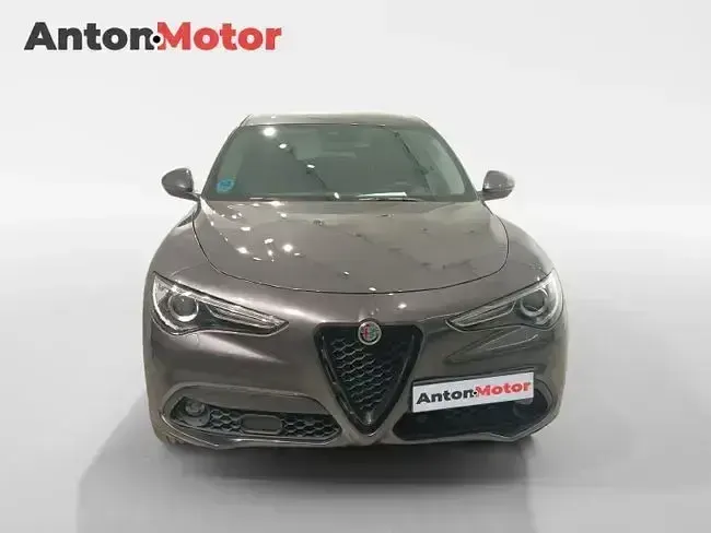 Usado Alfa Romeo Stelvio Sprint 190 CV (139 kW) 2021 Gris SUV