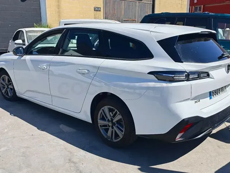 Usado Peugeot 308 130 CV (95 kW) 2022 Blanco Familiar