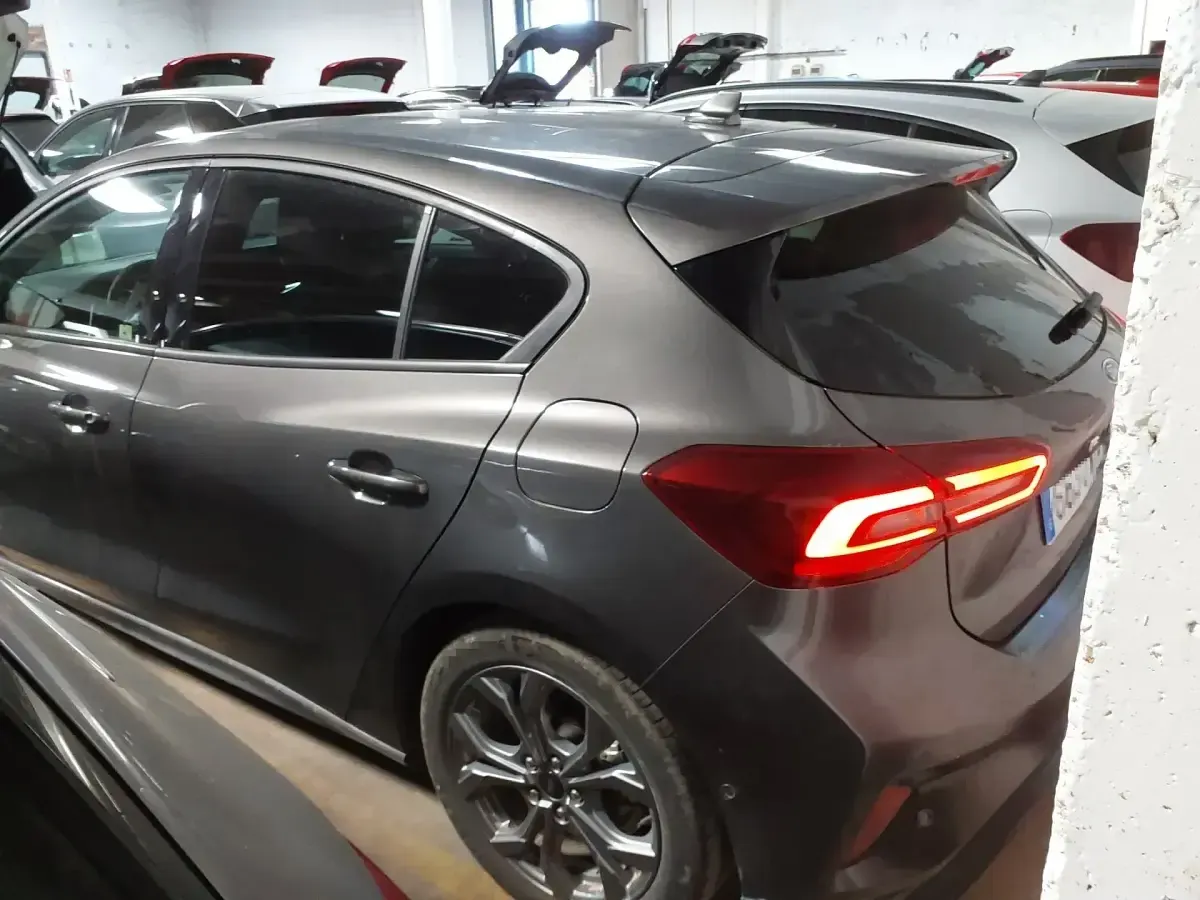 Usado Ford Focus ST-Line X 155 CV (114 kW) 2025 Gris Utilitario