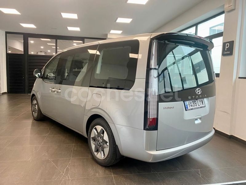 Usado Hyundai Staria 177 CV (130 kW) 2023 Gris / plata Monovolumen