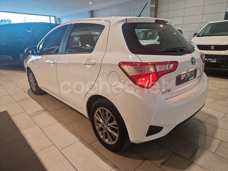Usado Toyota Yaris Hybrid Active 100 CV (73 kW) 2020 Blanco Berlina