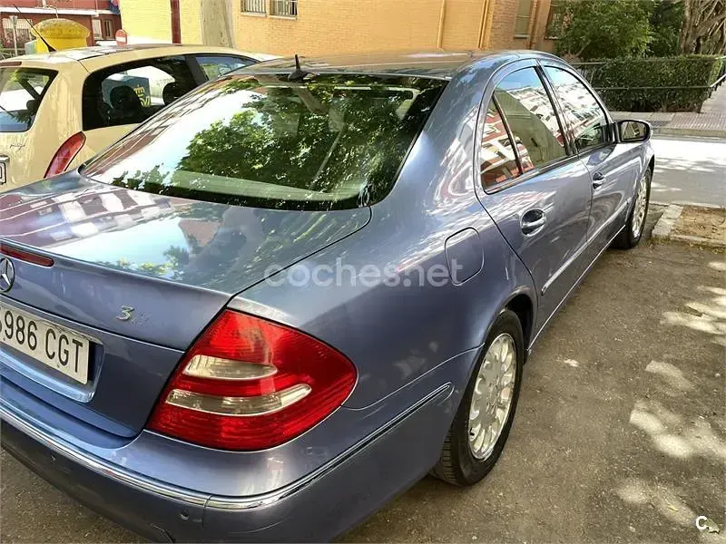 Usado Mercedes E320 Elegance 204 HP (150 kW) 2003 Azul Sedan