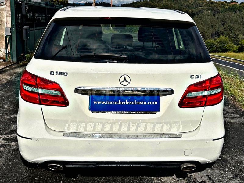 Usado Mercedes B180 109 CV (80 kW) 2013 Blanco Monovolumen