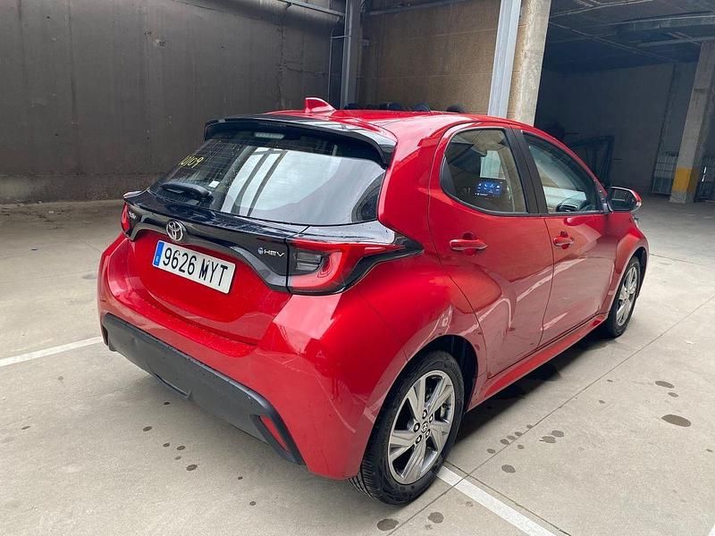 Usado Toyota Yaris Hybrid Active 116 CV (85 kW) 2025 Rojo