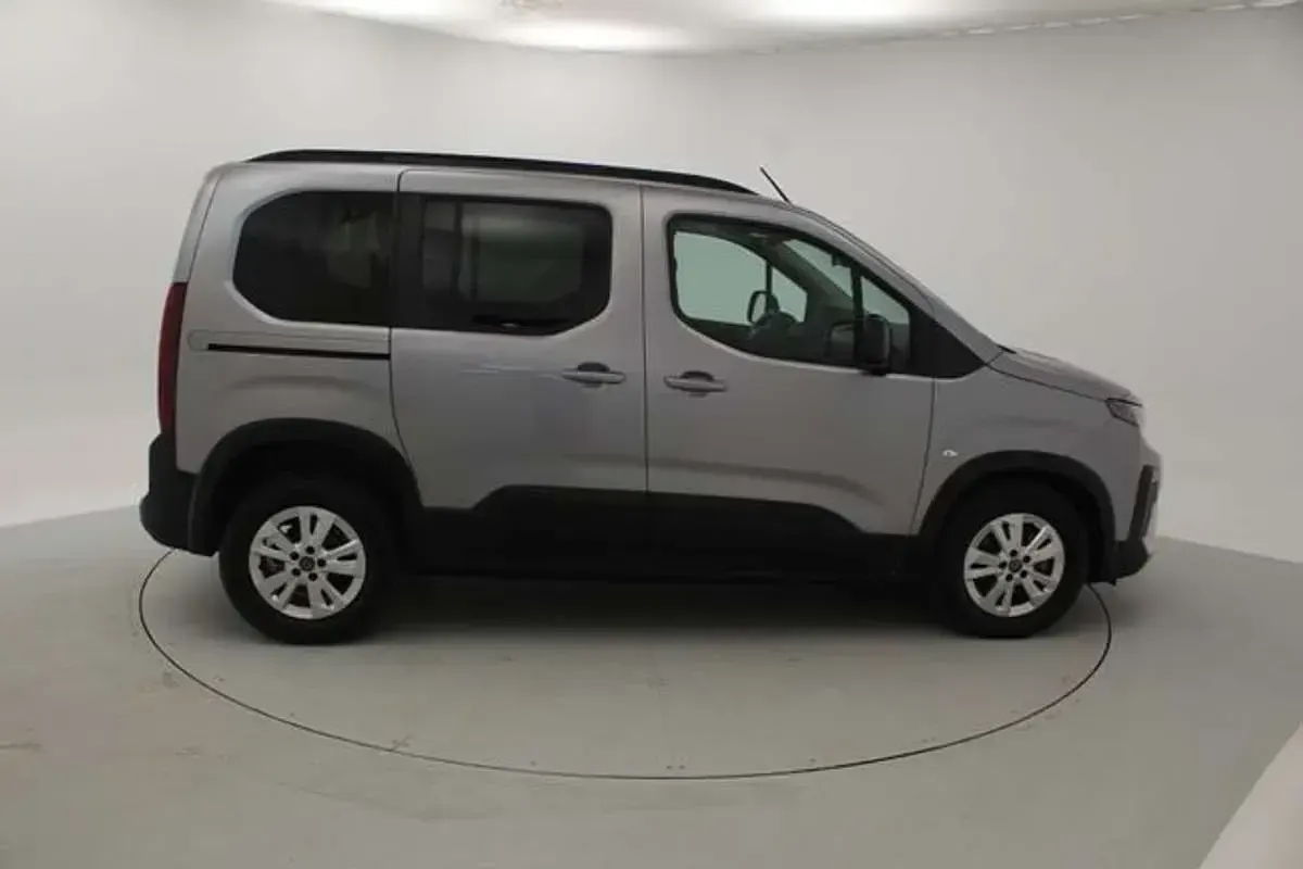 Usado Peugeot Rifter Allure 102 CV (75 kW) 2024 Gris Monovolumen