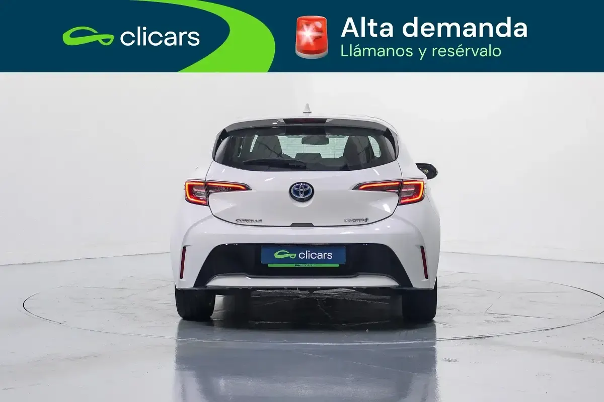 Begagnad Toyota Corolla Business Edition 122 HK (89 kW) 2023 Vit Sedan