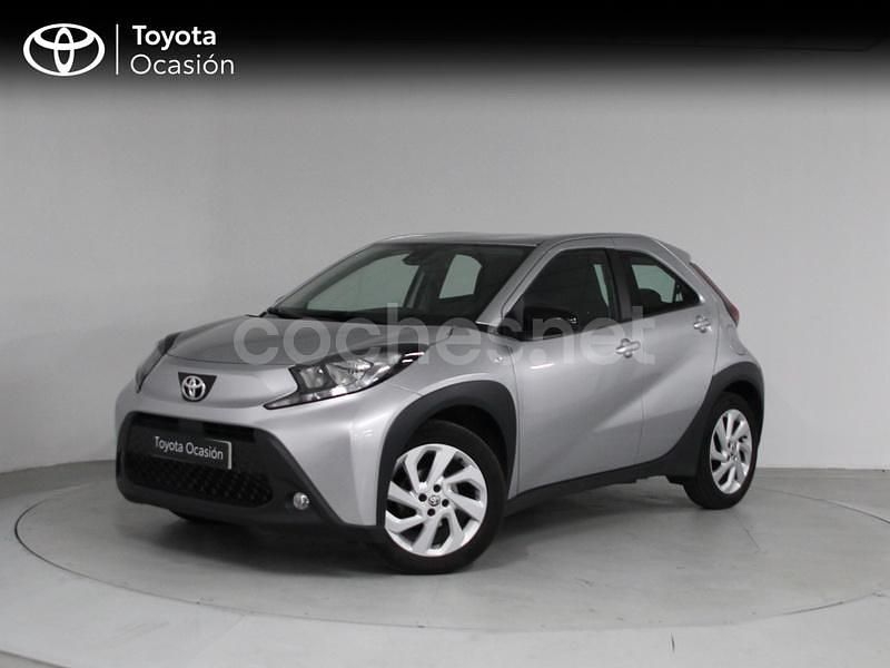 Gris / plata Usado 2024 Toyota Aygo Play Utilitario | 15.990 € (Un poco caro) - Imagen 1/4