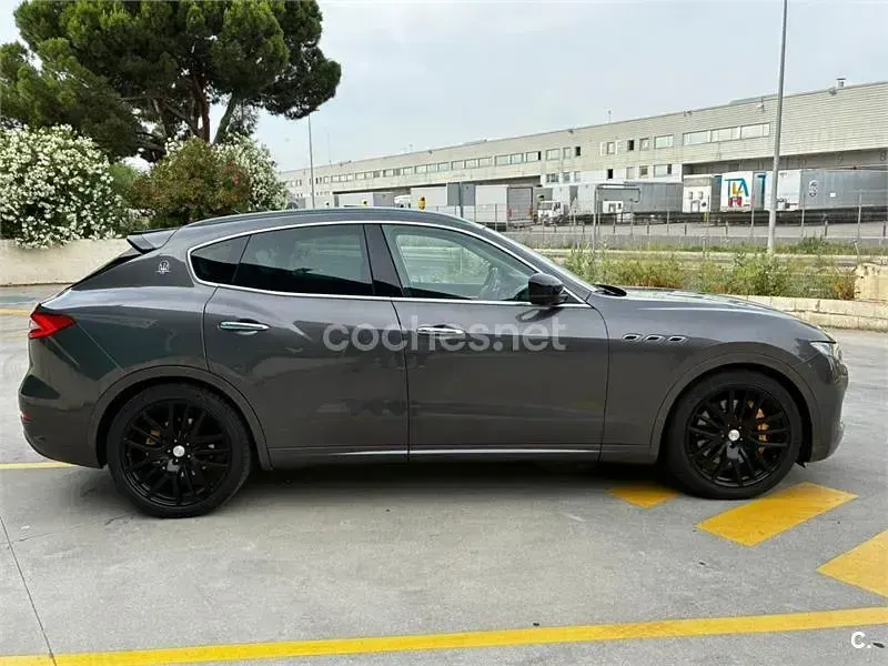 Usado Maserati Levante 430 CV (316 kW) 2019 Gris / plata SUV