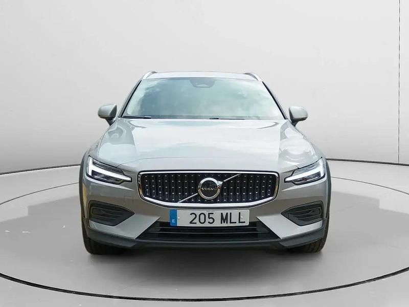 Begagnad Volvo V60 Core 197 HK (144 kW) 2023 Grå Kombi