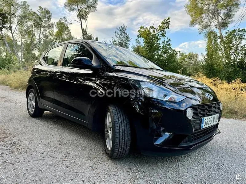 Usado Hyundai i10 67 CV (49 kW) 2023 Negro Utilitario