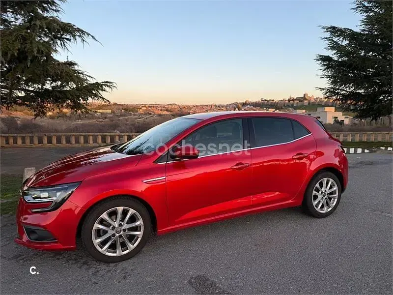 Usado Renault Mégane Zen 110 CV (80 kW) 2017 Rojo Berlina