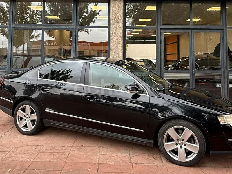Usado VW Passat Highline 140 CV (102 kW) 2007 Negro Berlina