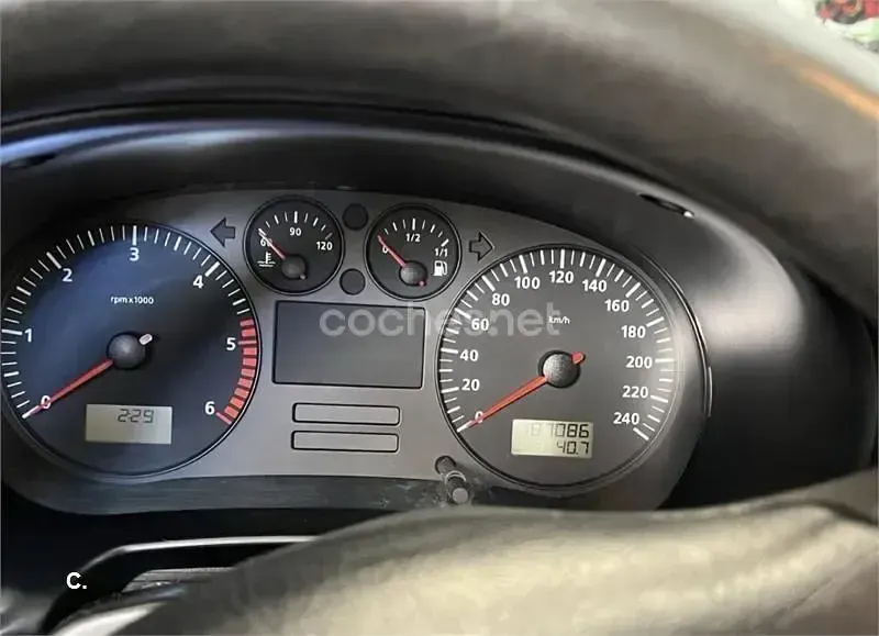 Usado Seat Leon 110 CV (80 kW) 2001 Gris / plata Utilitario