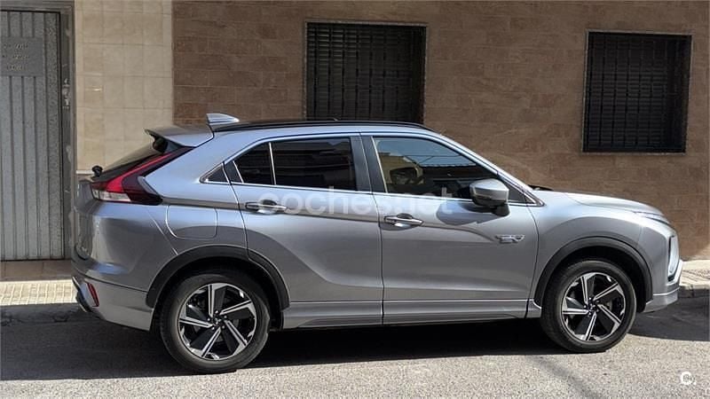 Usado Mitsubishi Eclipse Cross Motion 188 CV (138 kW) 2022 Gris / plata SUV