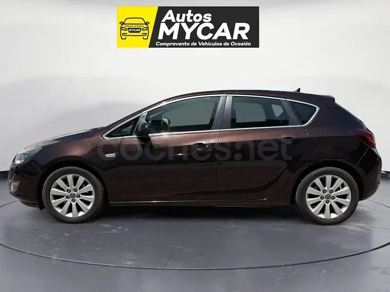 Usado Opel Astra Excellence 130 CV (95 kW) 2012 Granate Berlina
