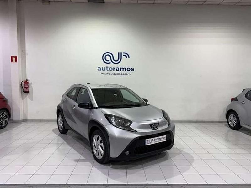 Usado Toyota Aygo X-play 72 CV (52 kW) 2024 Gris Utilitario