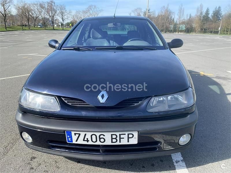 Usado Renault Laguna 115 CV (84 kW) 1998 Azul Berlina
