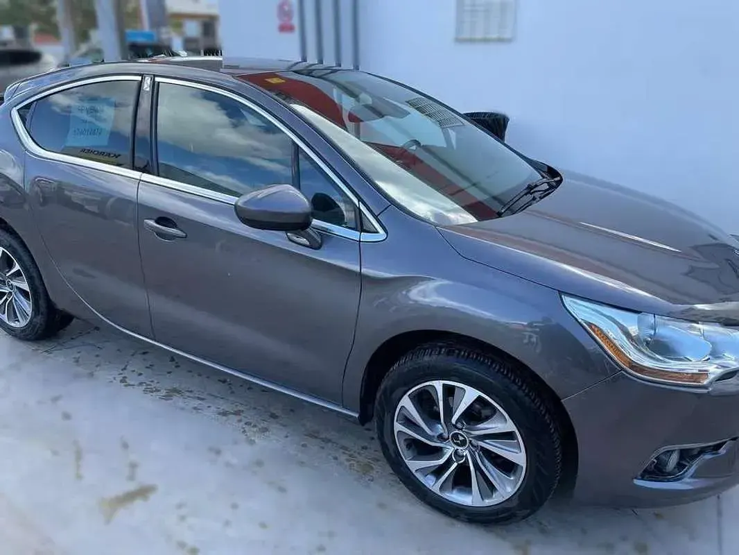 Usado DS Automobiles DS4 Style 120 CV (88 kW) 2015 Gris Utilitario