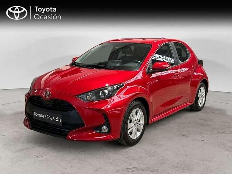 Rojo Usado 2025 Toyota Yaris Edition Berlina | 18.050 € - Imagen 1/4