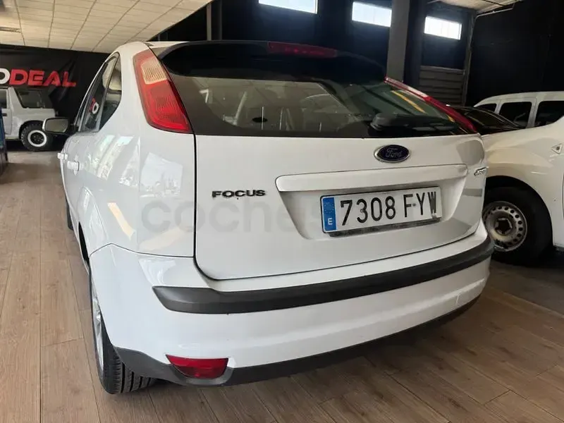 Usado Ford Focus Trend 100 CV (73 kW) 2007 Blanco Berlina