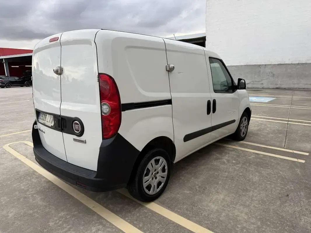 Usado Fiat Doblò 95 CV (69 kW) 2022 Blanco Monovolumen