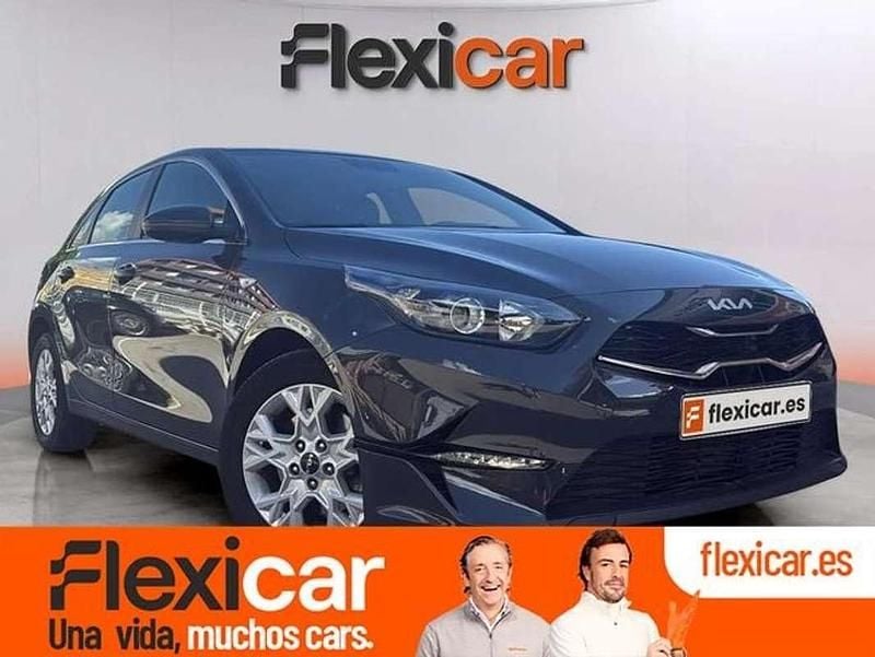 Gris Usado 2023 Kia Ceed Berlina | 17.590 € (Buen precio) - Imagen 1/4