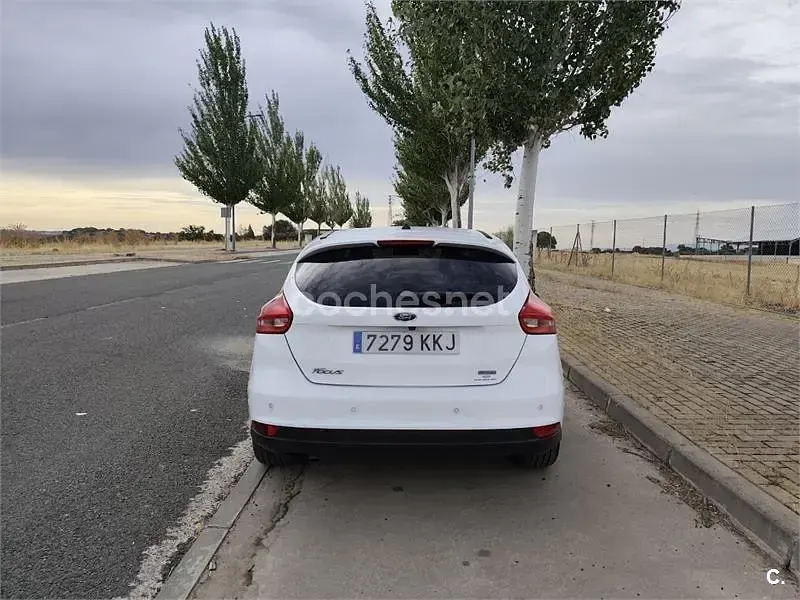 Usado Ford Focus Trend 125 CV (91 kW) 2018 Blanco Berlina