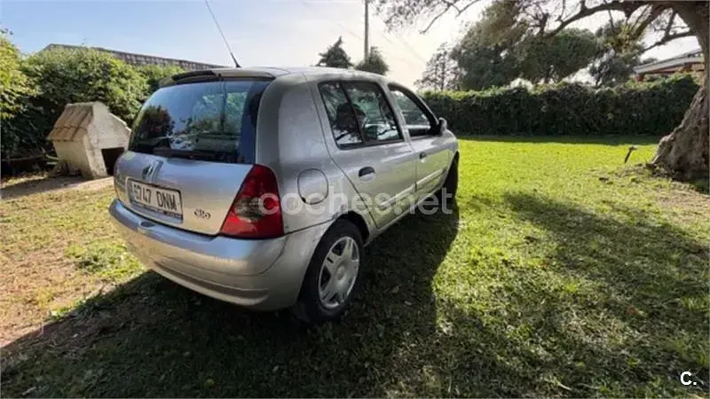 Usado Renault Clio II 75 CV (55 kW) 2005 Gris / plata Berlina
